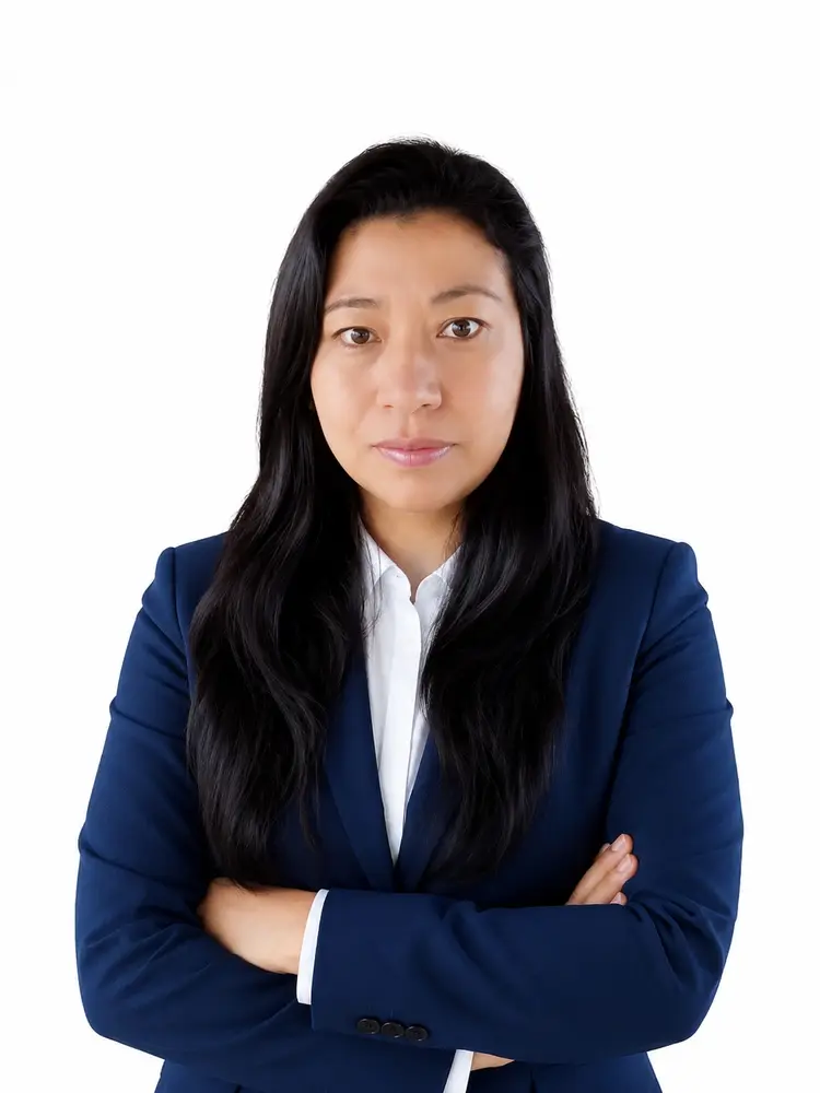 Retrato de Diana Castro Mas, directora académica, con los brazos cruzados y saco azul.